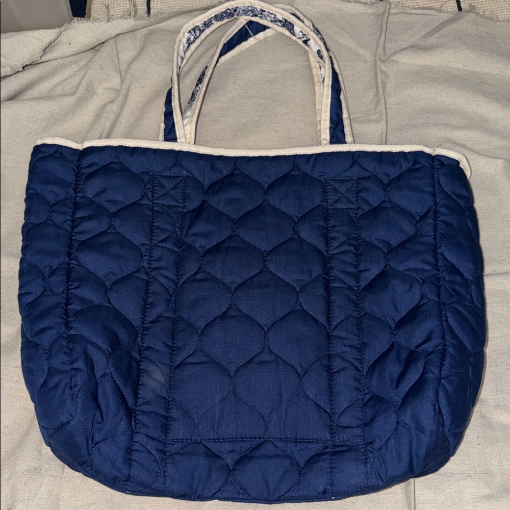 Elle and Emm Toile Reversible Beach Quilted Tote Blue And White - Picture 6 of 9